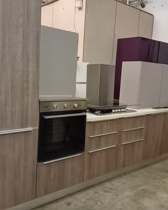 cucina moderna lineare con elettrodomestici 