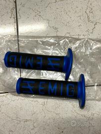 Manopole ODI Emig Pro V2 Lock-On – Grigio/Graphite