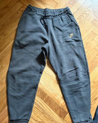 Pantaloni Nike tech