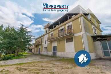 Casa indipendente di 736 m² con più di 5 locali a 