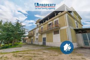 Casa indipendente di 736 m² con più di 5 locali a 