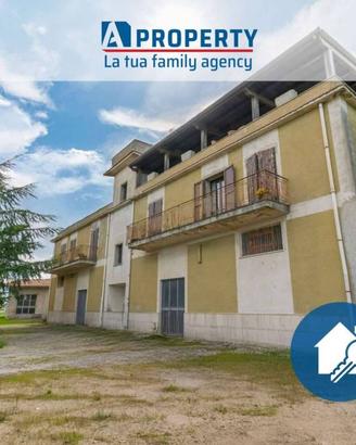 Casa indipendente di 736 m² con più di 5 locali a 