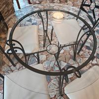 Tavoli rotondi in vetro con 4 sedie