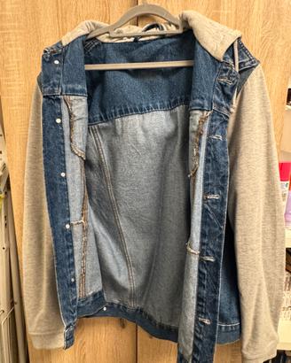 Giacca di jeans con cappuccio e maniche in felpa