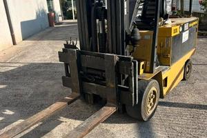 Carello elevatore con pala per cereali