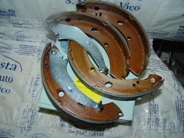 Kit ganasce post. chrysler pt cruiser 05114500aa