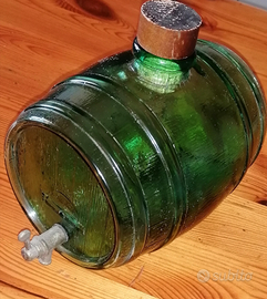 Botticella vintage in vetro verde con rubinetto