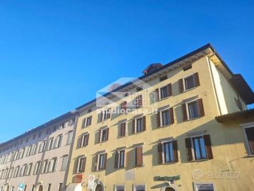 STREPITOSO 2 CAMERE DOPPIE IN PALAZZO STORICO REST