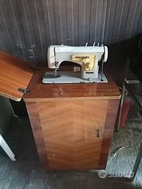 Macchina da cucire Necchi