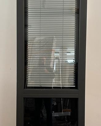 Finestra con veneziana in pvc