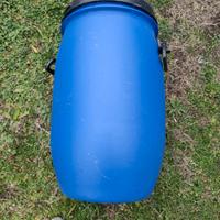 Piccoli bidoni, barili, contenitori con coperchio