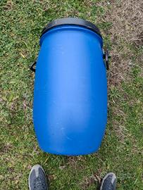 Piccoli bidoni, barili, contenitori con coperchio