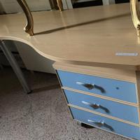 scrivania con cassettiera