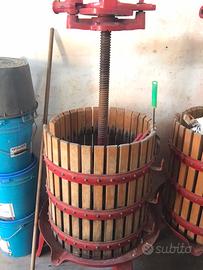 2 torchi vino, 1 carolla elet , 2 silos e 2 vasche