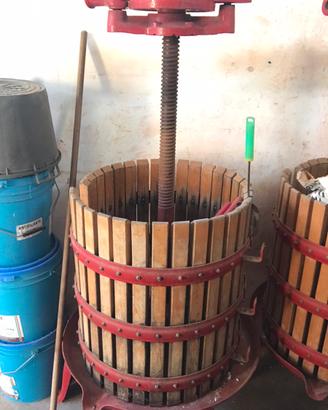 2 torchi vino, 1 carolla elet , 2 silos e 2 vasche
