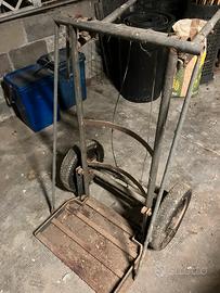 Carrelli movimentazione bidoni