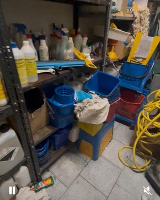 Attrezzatura pulizie (S VEND O TUTTO in blocco )