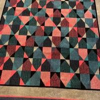 Tappeto moderno con disegni geometrici