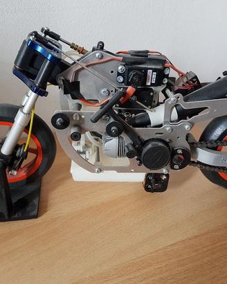 moto giocattolo con motore a scoppio