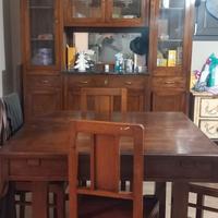 Credenza e tavolo con sedie