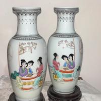Coppia di vasi in porcellana orientali