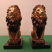 LEONI SEDUTI SU PIEDISTALLI NERO/ORO