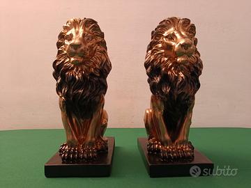 LEONI SEDUTI SU PIEDISTALLI NERO/ORO