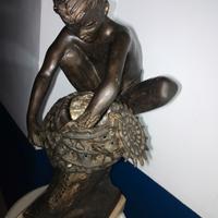 Scultura in bronzo con colonna 