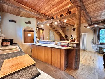 SPLENDIDA ABITAZIONE RISTRUTTURATA A MONTECRESTESE