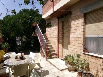 in bi familiare piano terra con cortile fronte e r