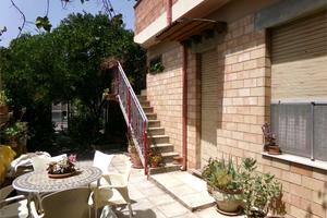 in bi familiare piano terra con cortile fronte e r
