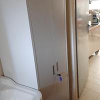 armadio metallo per scope e detersivi..