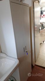 armadio metallo per scope e detersivi..