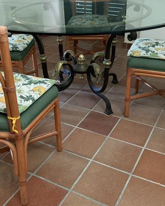 Tavolo in ferro battuto con piano di cristallo.