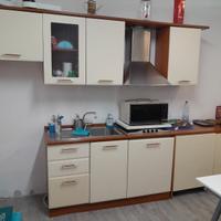 Cucina con lavastoviglie