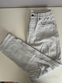 Pantaloni denim strappati bershka