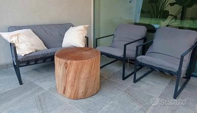 salottino da esterno con tavolo in legno 