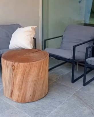salottino da esterno con tavolo in legno 