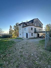 Fabbricato indipendente con 12.000 mq di terreno