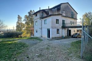 Fabbricato indipendente con 12.000 mq di terreno