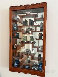 Bacheca con oggettistica