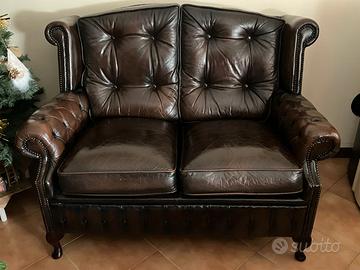 Divano a due posti in stile Chesterfield