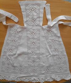 Grembiule vintage ricamato a mano all'uncinetto