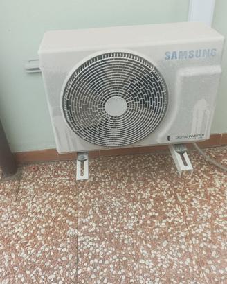 Sedia a dondolo, Condizionatore, Tavolo, Comò