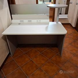 Scrivania ufficio reception con pannello frontale