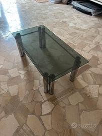 Tavolino in vetro e acciaio dal design moderno