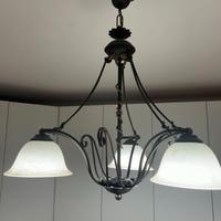 Lampadario e lampade in ferro battuto