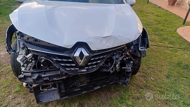 Renault Clio del 2021 incidentata