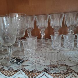 cristallerie e porcellane raffinate di marca. 