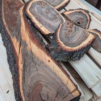 Decorazioni in Legno di Mandorlo